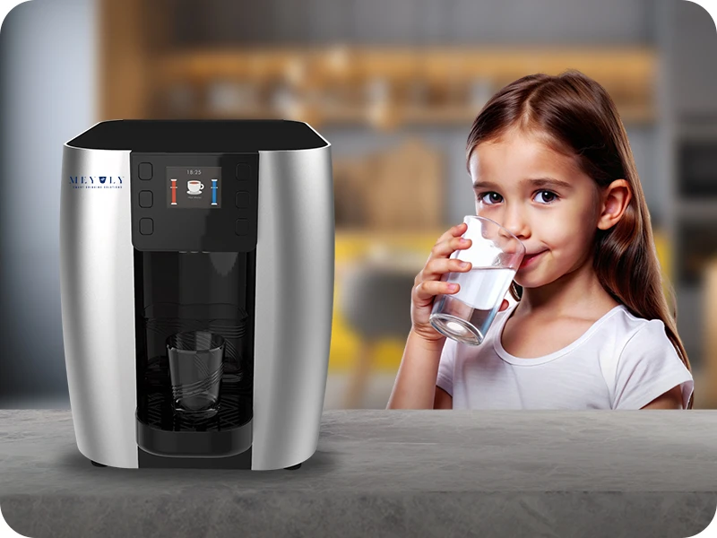 ילדה שותה מים מבר מים של מי יולי